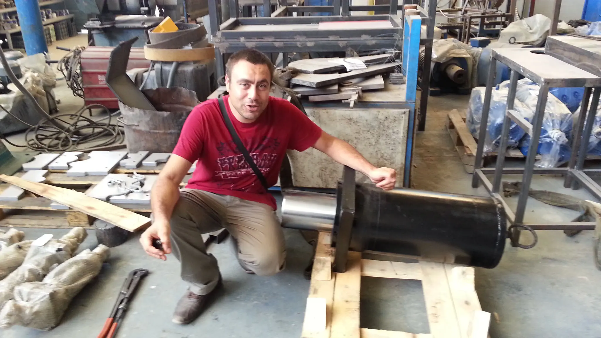 img/urunler/hidrolik_pres/soner faruk cengiz ve 300 tonluk piston.webp